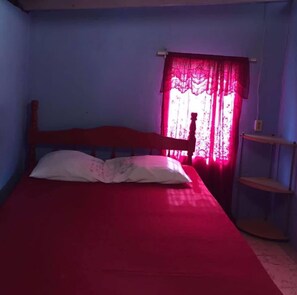 Quarto casal econômico, 1 cama de casal, vista para o jardim | Wi-Fi de cortesia, roupa de cama