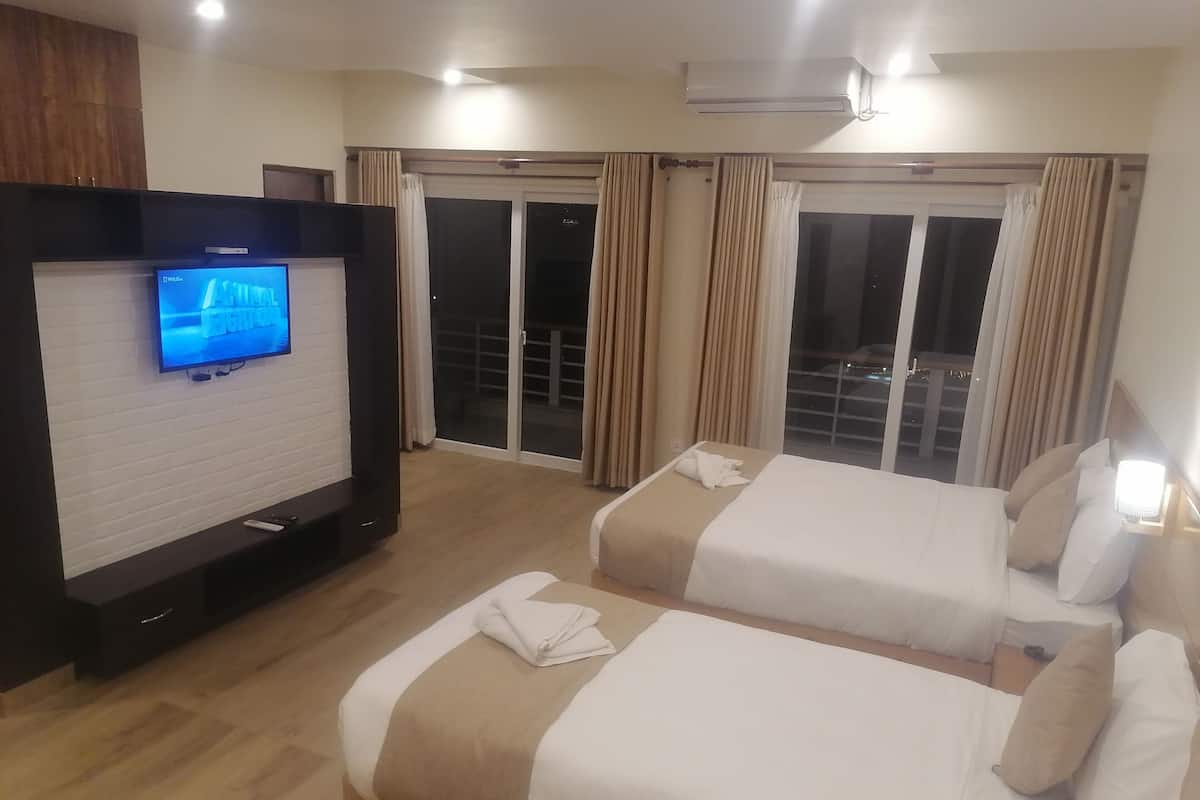 Quarto casal ou duplo superior, 1 cama Queen, para não fumantes, vista para o lago | 1 quarto, quartos à prova de som, ferros/tábuas de passar roupa