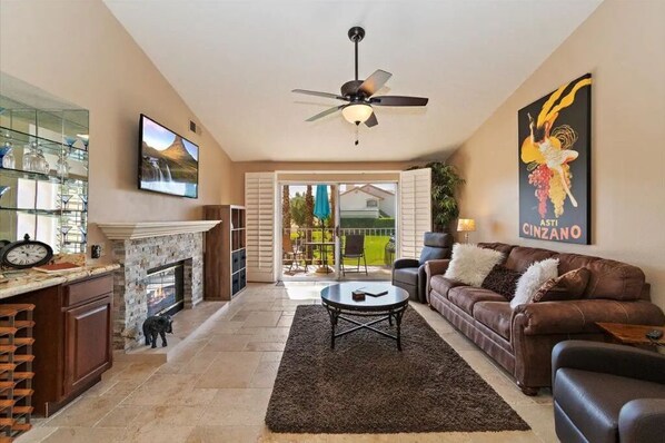 Fernseher, Kamin, Bücher