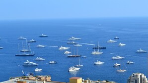 Un port de plaisance où sont amarrés divers yachts et bateaux.