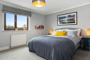 3 slaapkamers, een strijkplank/strijkijzer, reisbedje, gratis wifi