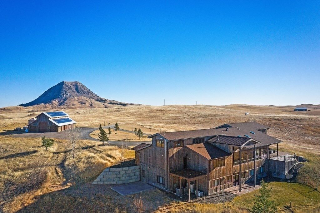Raz Hideaway 7 Bedroom Mountain Ranch - Sleeps 24 by RedAwning