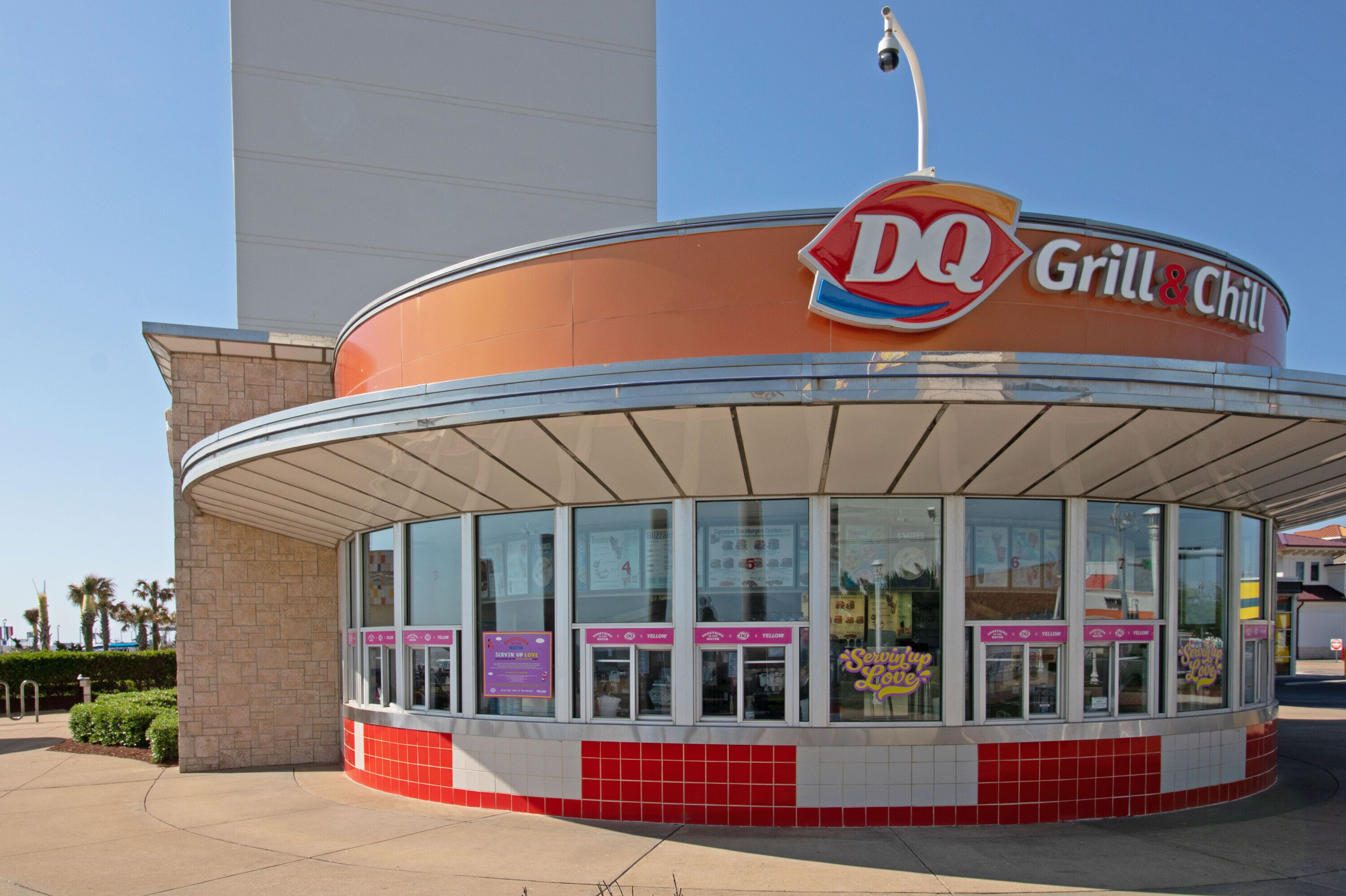 Un restaurante DQ Grill & Chill con un exterior curvo y ventanas amplias.