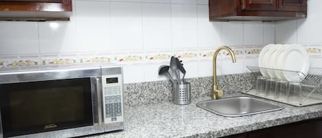 Réfrigérateur, micro-ondes, four, plaque de cuisson