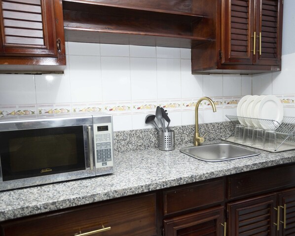 ثلاجة، ميكروويف، فرن، موقد طهي مسطح