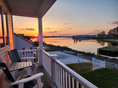 Beautiful home with elevator and amazing views! Kayaks, Fire Pit and more!