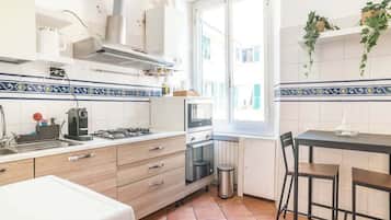 KĂŒhlschrank, Mikrowelle, Ofen, Herdplatte