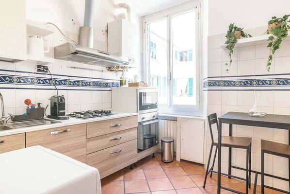 Frigorifero, microonde, forno, piano cottura