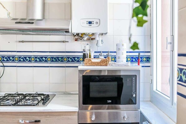 Fridge, microwave, oven, stovetop
