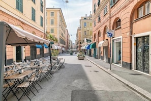 Outdoor dining - Modern apartment in the heart of the city center (Genova)