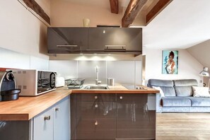 Fridge, microwave, stovetop, dishwasher