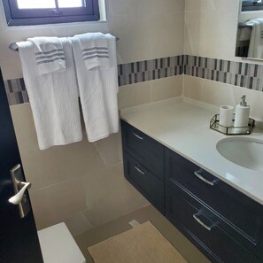 Haartrockner, Handtücher, Seife, Toilettenpapier