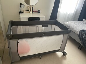 3 bedrooms, desk, WiFi, bed sheets
