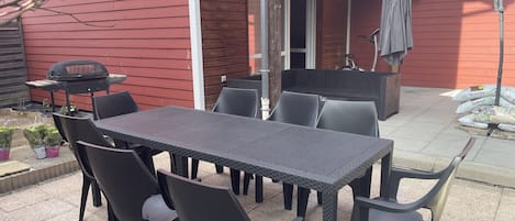 تناول الطعام بالخارج