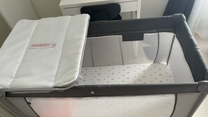 En blemskiftestation med skiftemåtte i hvidt og en netstol.