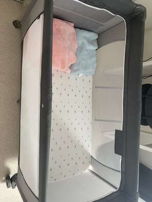 3 quartos, escrivaninha, Wi-Fi, roupa de cama