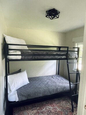 4 Schlafzimmer, Schreibtisch, Bügeleisen/Bügelbrett, Reisekinderbett