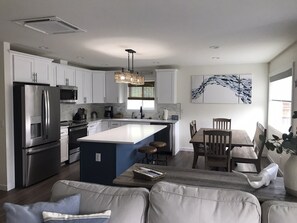 Jääkaappi, mikroaaltouuni, uuni, liesi