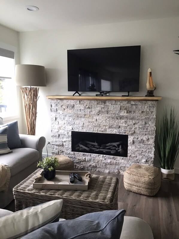 Älytelevisio, takka, DVD-soitin