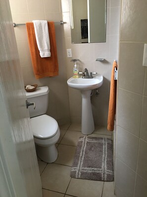 เบสิกอพาร์ทเมนท์, 2 ห้องนอน, ใช้สระว่ายน้ำได้ | ห้องน้ำ | ฝักบัว, ของใช้ในห้องน้ำฟรี, ผ้าเช็ดตัว, สบู่