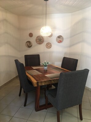 Basic Apartment, 2 Bedrooms, Pool Access | In-room dining - La Vida es Hoy (Playas de Rosarito)
