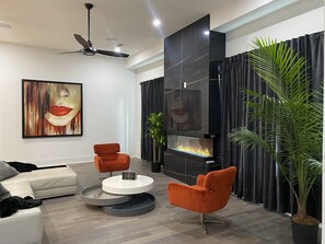 Smart TV, fireplace - House with large decks,  belt line restaurants very (Atlanta)