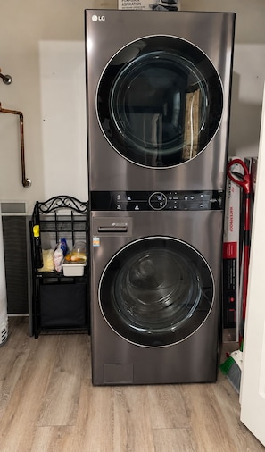 Una lavadora LG de carga superior con acero inoxidable y dos capacidades de tambor.