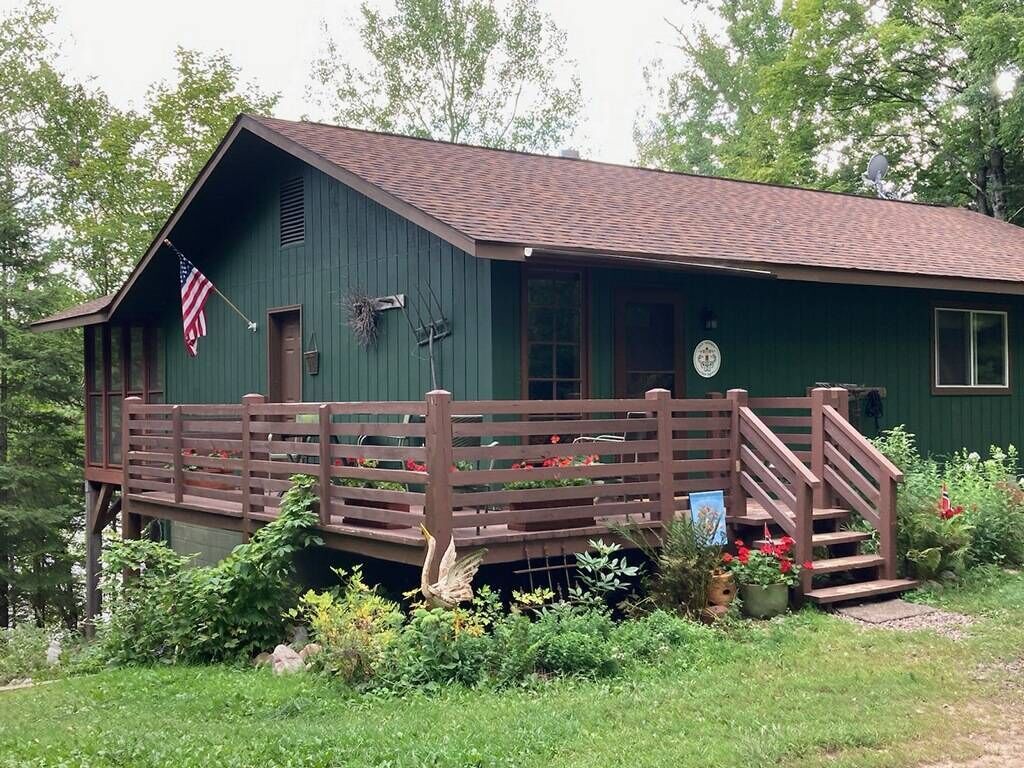 Quiet northwoods lakeside cabin close to biking, skiing, hiking, silent sports