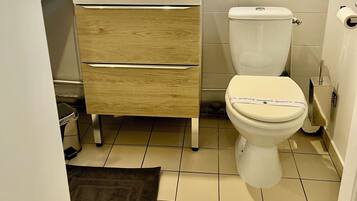 Bruser, hårtørrer, håndklæder, Toiletpapir