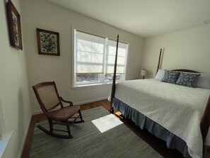 3 bedrooms, in-room safe, free WiFi, bed sheets - Secluded-3 bedroom spacious house in coastal Rhode Island (Little Compton)
