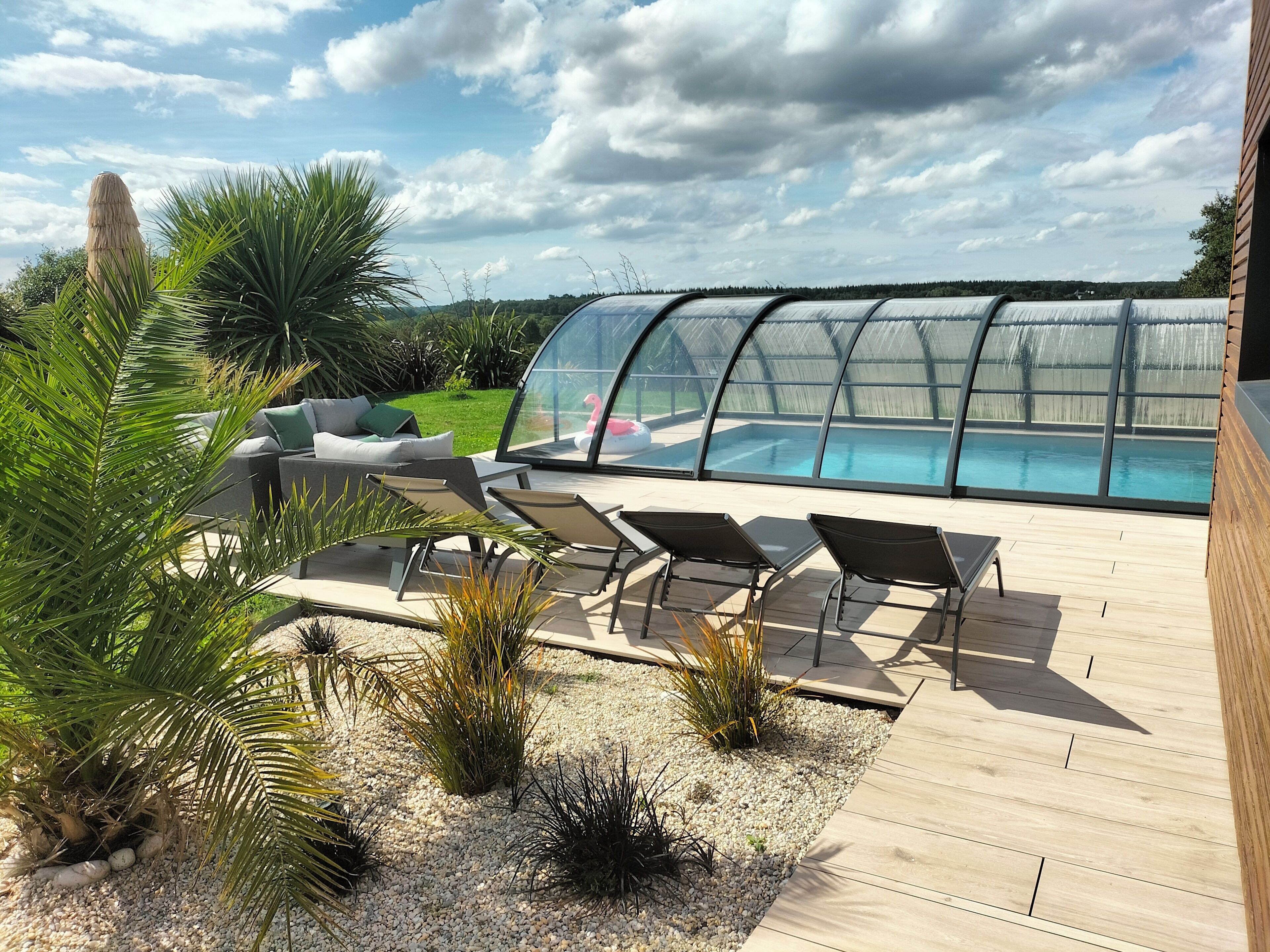 Een binnenzwembad en een buitenzwembad