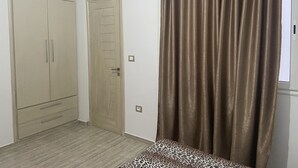 A room with a wardrobe, a door, and a curtain. - Built in 2024, Sea view (sousse)