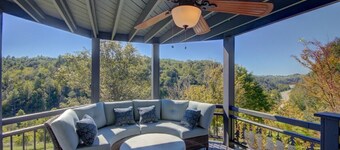 Beautiful hilltop retreat, secluded yet convenient to Asheville, Weaverville.