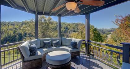 Beautiful hilltop retreat, secluded yet convenient to Asheville, Weaverville.
