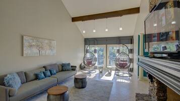 Smart TV, fireplace, ping pong, stereo