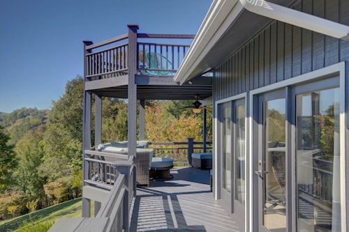 Beautiful hilltop retreat, secluded yet convenient to Asheville, Weaverville.