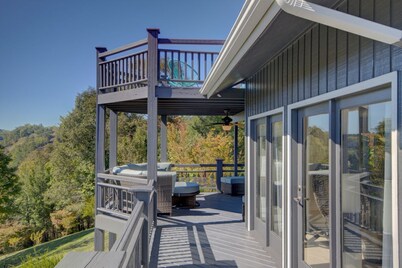Beautiful hilltop retreat, secluded yet convenient to Asheville, Weaverville.