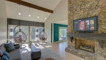 Smart TV, fireplace, ping pong, stereo