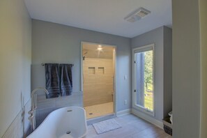 Dutxa, assecador de cabells, bidet i tovalloles 