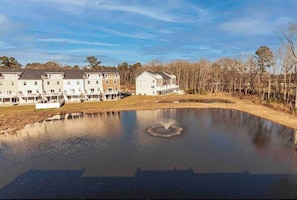 A large building with multiple floors and a pond in front. - Luxury Townhome WestOC -4 BRS / golf / asssateague (Berlin)