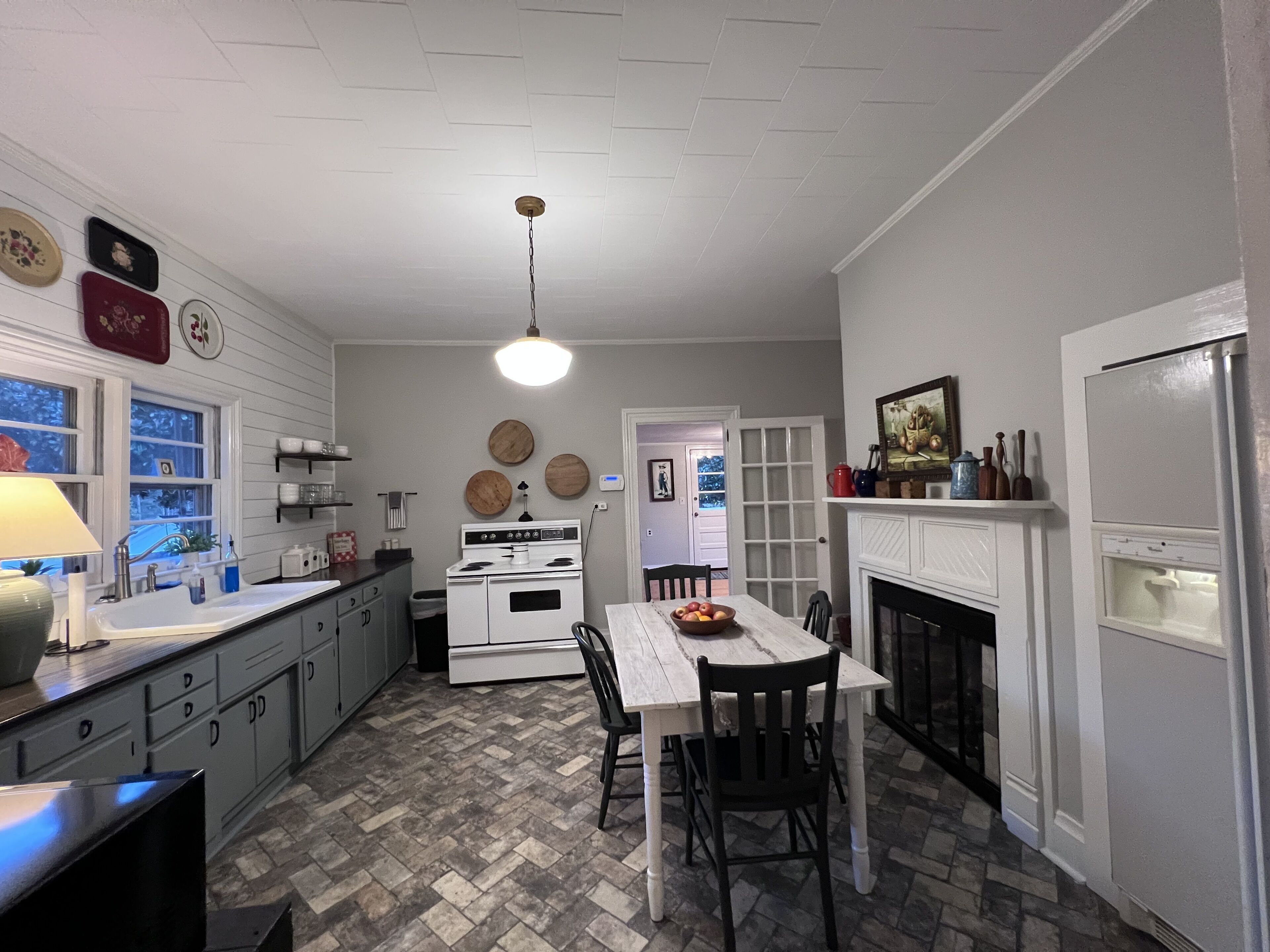 Charming, rustic Farmhouse.  2 mi. from Tin Roof Farms Venue. 39 mi. to Masters.