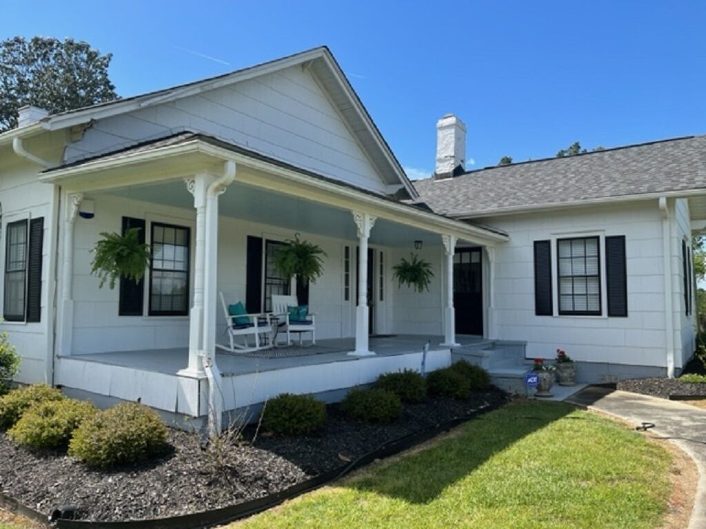 Charming, rustic Farmhouse.  2 mi. from Tin Roof Farms Venue. 39 mi. to Masters.