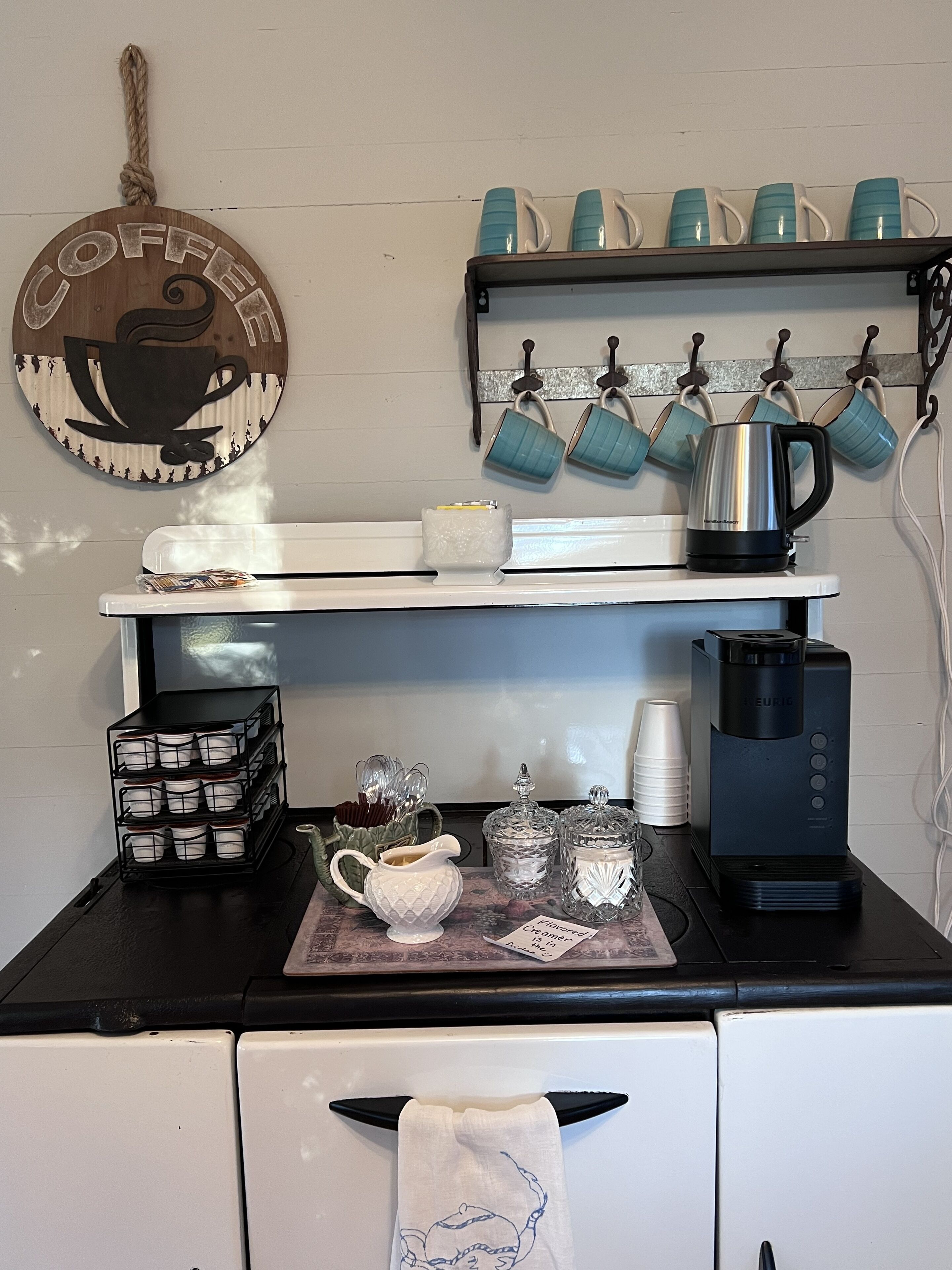 Charming, rustic Farmhouse.  2 mi. from Tin Roof Farms Venue. 39 mi. to Masters.