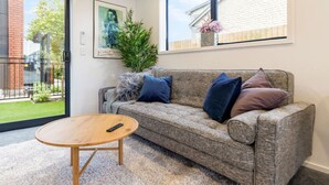 Living area - Explore Addington and CBD 1 Bed w/Carpark (Christchurch)