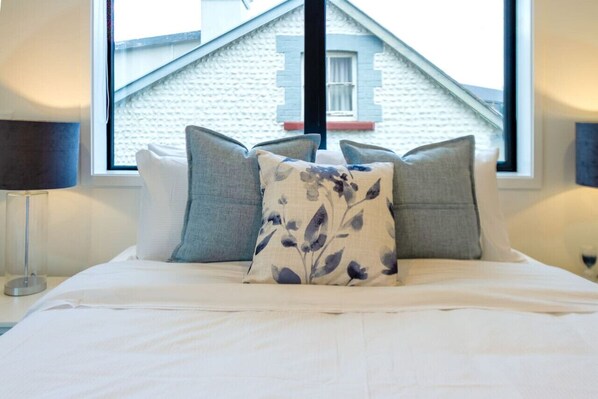 1 dormitori, escriptori, planxa i posts de planxar i wifi gratuïta 