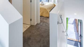 2 habitaciones, tabla de planchar con plancha y cuna de viaje