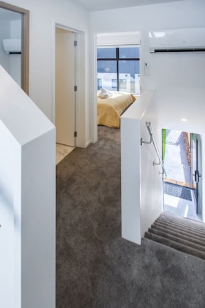 2 habitaciones, tabla de planchar con plancha y cuna de viaje