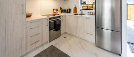 Kühlschrank, Mikrowelle, Ofen, Herdplatte