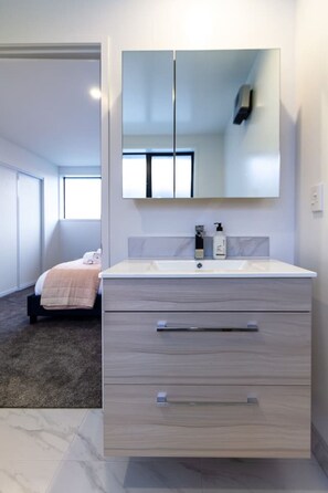 2 bedrooms, iron/ironing board, free WiFi, bed sheets - Inner City Delight - Walk To Cathedral Square (Christchurch)