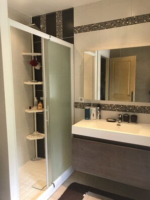 Shower, hair dryer, towels, toilet paper - Calme et Confort au Village (Vero)